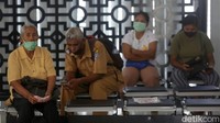 Nasabah mengantri dengan tertib menunggu giliran untuk mendapatkan pelayanan.