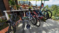 Pesepeda dari komunitas Sugeng.CC melepas lelah di salah satu restoran di Puncak Pass, Bogor, Jawa Barat. Meski tren bersepeda sudah surut, sejumlah pesepeda mencoba mempertahankan hal baik ini di sela-sela pekerjaannya.