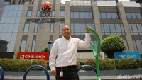 Ia beraktivitas di tempat kerjanya sebagai karyawan Bursa Efek Indonesia. Rutinitas kerja membuat ia harus disiplin waktu untuk bisa bersepeda yang diselingi dengan lari. Biasanya ia lakukan sebelum bekerja.