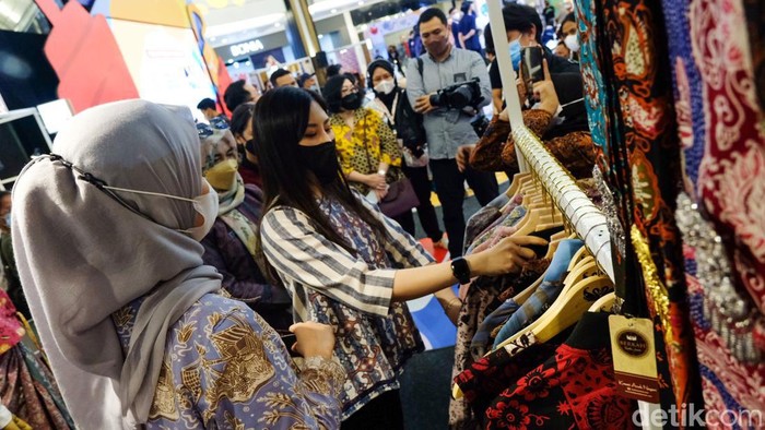 Melihat Pameran UMKM Kreatif di Pusat Perbelanjaan Tangerang Pameran UMKM Kreatif diselenggarakan di AEON Mall BSD City, Tangerang. Wamenparekraf Angela Tanoesoedibjo turut meninjau produk kerajinan buatan dalam negeri ini.