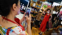 Pengunjung mal bisa mencoba produk kerajinan UMKM di lokasi. 