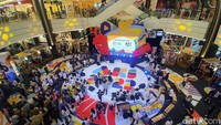 Pengunjung berdatangan untuk melihat produk yang dipamerkan di UMKM Kreatif.