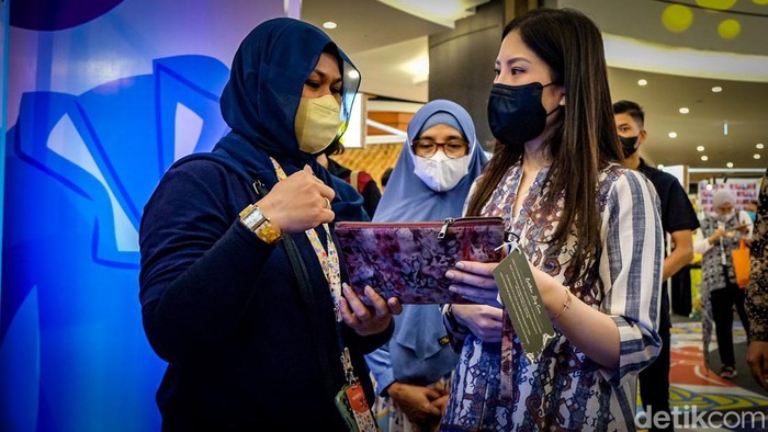 Melihat Pameran UMKM Kreatif di Pusat Perbelanjaan Tangerang Pameran UMKM Kreatif diselenggarakan di AEON Mall BSD City, Tangerang. Wamenparekraf Angela Tanoesoedibjo turut meninjau produk kerajinan buatan dalam negeri ini.