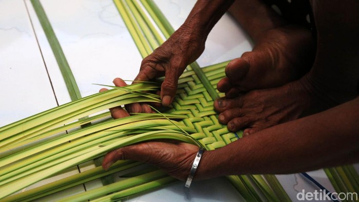 Albertina Mariang (68), membuat anyaman boti di kediamannya di Desa Adaut, Pulau Selaru, Kabupaten Kepulauan Tanimbar, Maluku. Boti merupakan bakul untuk membawa barang-barang saat berkebun dan saat membawa rumput laut.