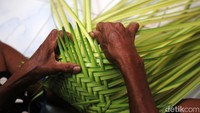 Albertina dapat membuat 10 boti berbagai ukuran dalam satu minggu. Boti ini dijual dengan harga bervariasi. Boti ukuran besar dijual Rp 75 ribu, ukuran sedang Rp 50 ribu, dan yang kecil Rp 20 ribu.