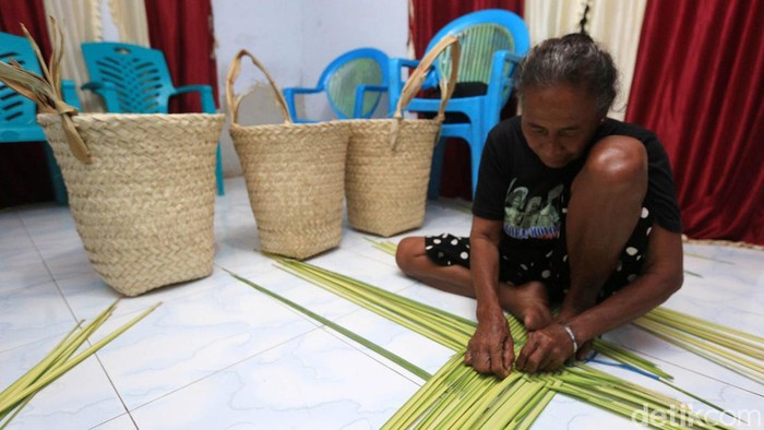 Albertina Mariang (68), membuat anyaman boti di kediamannya di Desa Adaut, Pulau Selaru, Kabupaten Kepulauan Tanimbar, Maluku. Boti merupakan bakul untuk membawa barang-barang saat berkebun dan saat membawa rumput laut.