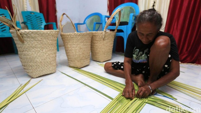 Melihat Pembuatan Boti Khas Pulau Selaru Albertina Mariang (68), membuat anyaman boti di kediamannya di Desa Adaut, Pulau Selaru, Kabupaten Kepulauan Tanimbar, Maluku. Boti merupakan bakul untuk membawa barang-barang saat berkebun dan saat membawa rumput laut.