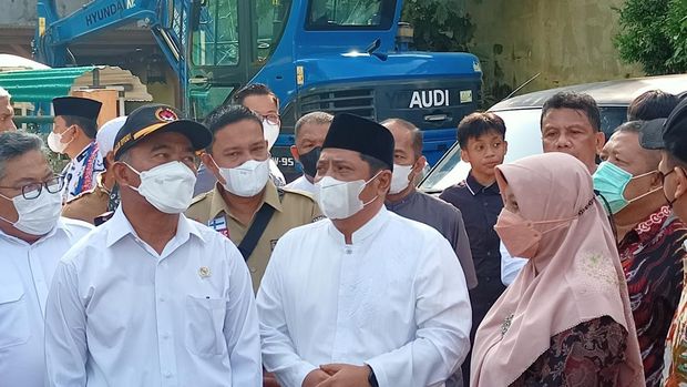 Menko PMK Muhadjir Effendy Tinjau Lokasi Tembok Roboh di MTsN 19 Jaksel (Adrial Akbar-detikcom)