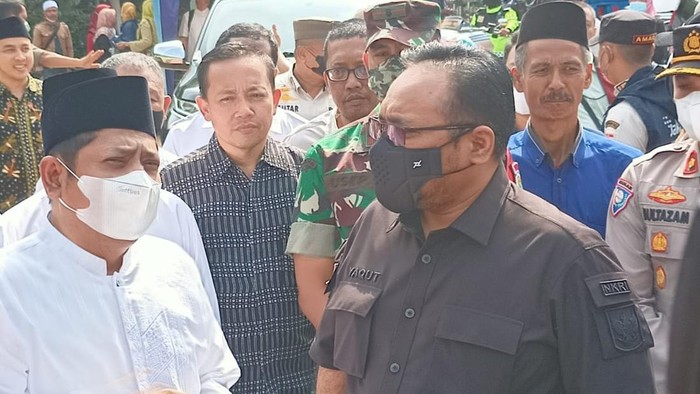 Menteri Agama (Menag) Yaqut Cholil Qoumas meninjau lokasi tembok roboh di Madrasah Tsanawiyah Negeri (MTsN) 19 di Pondok Labu, Cilandak, Jakarta Selatan.