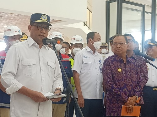 Menteri Perhubungan Budi Karya Sumadi bersama dengan Gubernur Bali Wayan Koster ketika meninjau Pelabuhan Sanur, Jumat (7/10/2022).