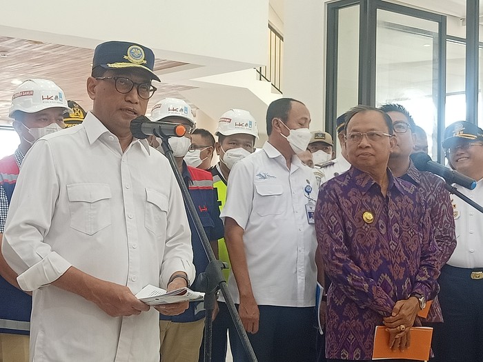 Menteri Perhubungan Budi Karya Sumadi bersama dengan Gubernur Bali Wayan Koster ketika meninjau Pelabuhan Sanur, Jumat (7/10/2022).
