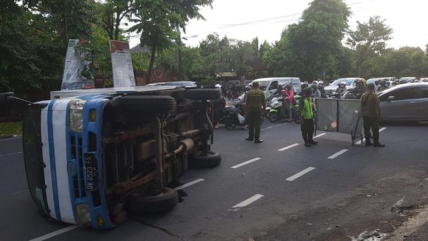 Mobil boks muatan es krim terguling akibat rem blong di Jalan Cok Agung Tresna, Renon, Denpasar, Bali, Sabtu (7/10/2022). Foto: Noviana Windri Rahmawati/detikBali