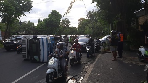 Mobil boks muatan es krim terguling akibat rem blong di Jalan Cok Agung Tresna, Renon, Denpasar, Bali, Sabtu (7/10/2022).