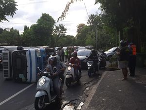Rem Blong, Mobil Boks Muatan Es Krim Terguling di Renon