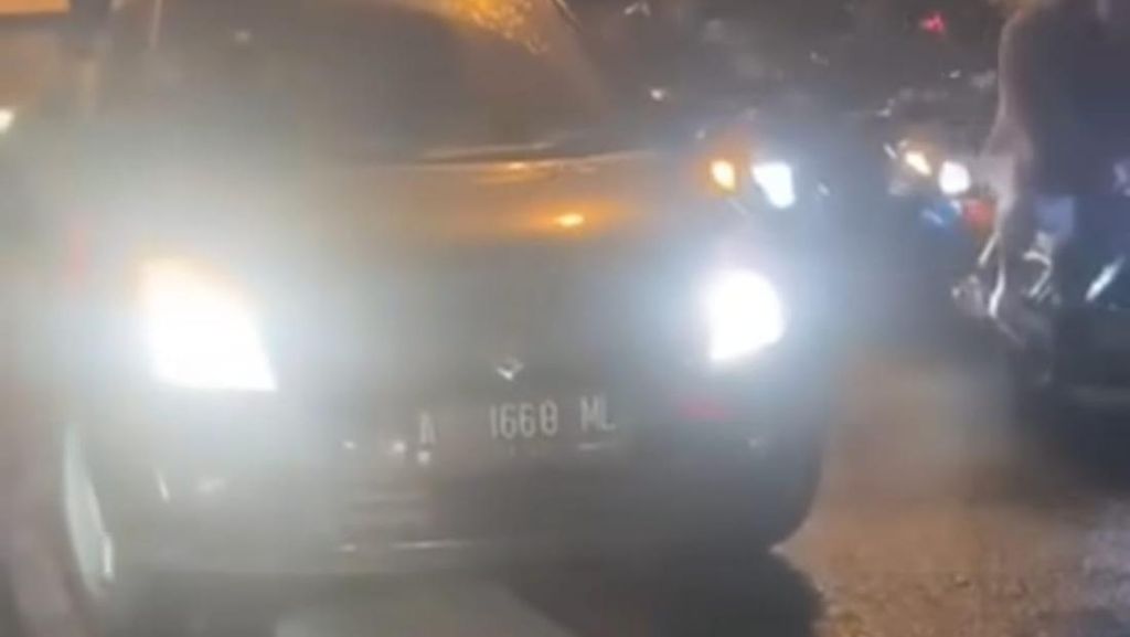 Mobil Nyangkut di Median Jalan Depan Polsek Sukmajaya Depok