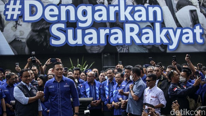 Momen Anies-AHY Lakukan Salam Komando Capres Partai NasDem Anies Baswedan menemui Ketum Partai Demokrat Agus Harimurti Yudhoyono (AHY). Usai pertemuan, Anies dan AHY melakukan salam komando.