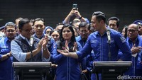Secara pribadi saya juga menyampaikan bahwa semoga kedatangan Mas Anies ini juga semakin mendekatkan beliau, saya tadi mengatakan semakin dekat dengan keluarga besar Partai Demokrat. Beliau sendiri adalah salah satu peserta konvensi calon presiden Partai Demokrat di tahun 2013 -2014 yang lalu, kata AHY dalam konferensi pers di kantor PD, Jakarta Pusat, Jumat (7/10/2022).