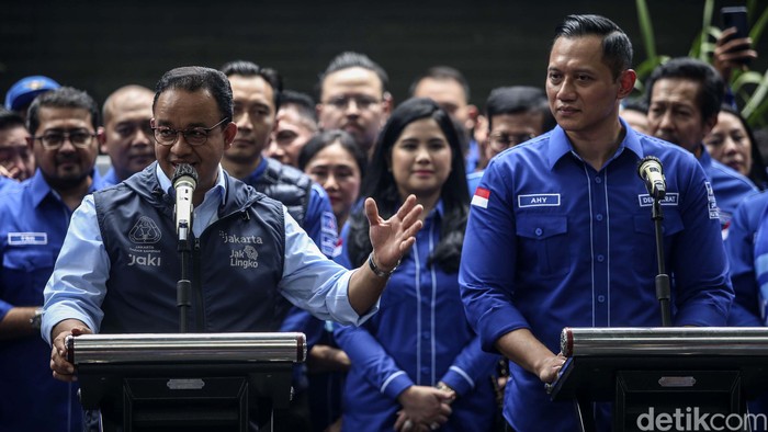 Capres Partai NasDem Anies Baswedan menemui Ketum Partai Demokrat Agus Harimurti Yudhoyono (AHY). Usai pertemuan, Anies dan AHY melakukan salam komando.