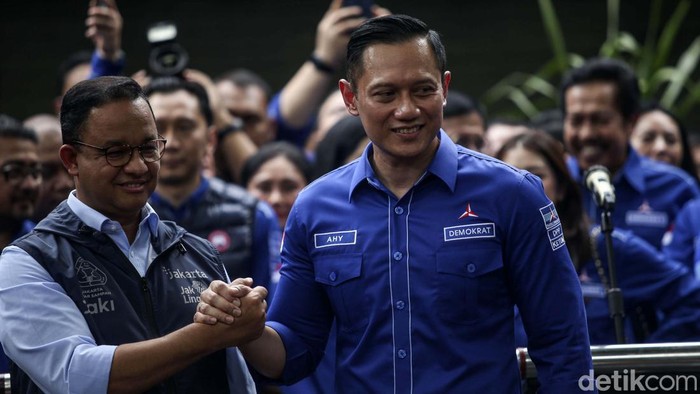 Capres Partai NasDem Anies Baswedan menemui Ketum Partai Demokrat Agus Harimurti Yudhoyono (AHY). Usai pertemuan, Anies dan AHY melakukan salam komando.