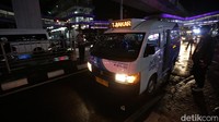 Kini Mikrotrans AC itu siap melakukan penumpang.