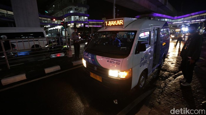 Momen Anies Naik Mikrotrans AC Gubernur DKI Jakarta Anies Baswedan meresmikan implementasi tarif integrasi Jak Lingko dan layanan mikrotrans AC. Anies juga sempat menjajal naik mikrotrans AC.