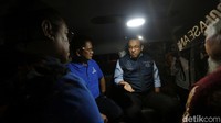 Anies menjajal naik Mikrotrans AC di kawasan Stasiun MRT ASEAN, Jakarta Selatan, Jumat (7/10/2022).