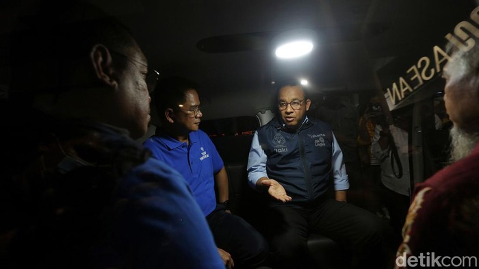 Momen Anies Naik Mikrotrans AC Gubernur DKI Jakarta Anies Baswedan meresmikan implementasi tarif integrasi Jak Lingko dan layanan mikrotrans AC. Anies juga sempat menjajal naik mikrotrans AC.
