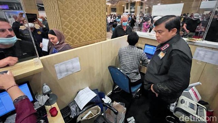 Plt Dirjen Imigrasi Prof Widodo Ekatjahjana melakukan sidak pelayanan di Bandara I Gusti Ngurah Rai, Bali. Widodo marah ke pihak bank di Visa on Arrival (VoA).