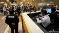 Saat di gerai VoA, Widodo Ekatjahjana kaget terdapat antrean mengular panjang. Selidik punya selidik, satu gerai yang berisi 4 konter pembayaran tidak sepenuhnya berjalan. Malah ada satu gerai tidak ada konter pembayaran karena masih belum ada fasilitas pembayaran.