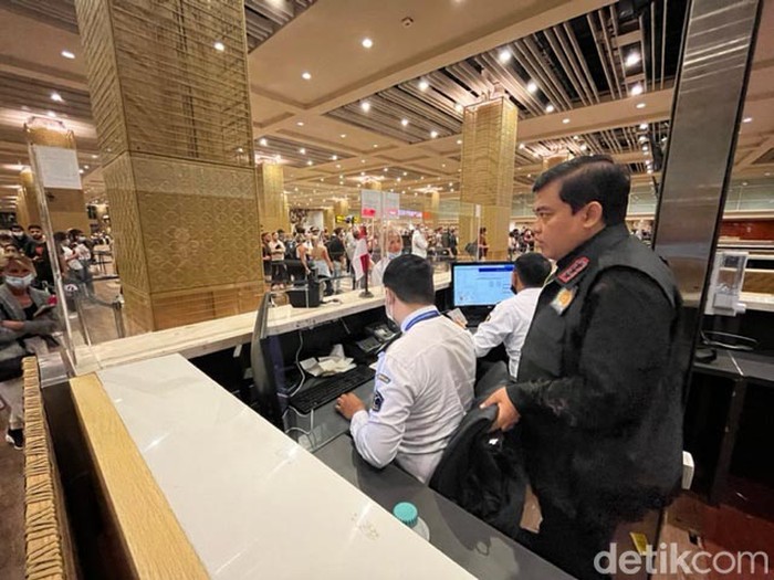 Plt Dirjen Imigrasi Prof Widodo Ekatjahjana melakukan sidak pelayanan di Bandara I Gusti Ngurah Rai, Bali. Widodo marah ke pihak bank di Visa on Arrival (VoA).