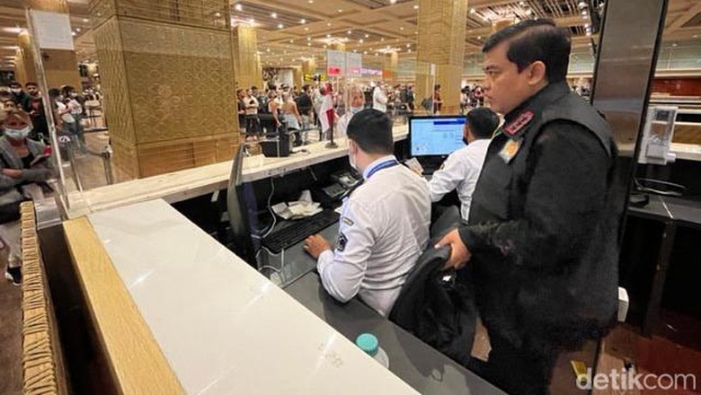 Momen Plt Dirjen Imigrasi Marahi Pihak Bank di Gerai VoA Plt Dirjen Imigrasi Prof Widodo Ekatjahjana melakukan sidak pelayanan di Bandara I Gusti Ngurah Rai, Bali. Widodo marah ke pihak bank di Visa on Arrival (VoA).