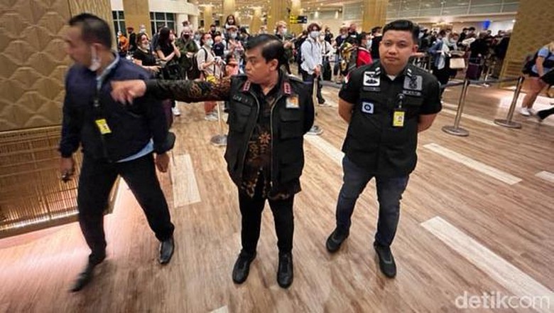 Momen Plt Dirjen Imigrasi Marahi Pihak Bank di Gerai VoA Plt Dirjen Imigrasi Prof Widodo Ekatjahjana melakukan sidak pelayanan di Bandara I Gusti Ngurah Rai, Bali. Widodo marah ke pihak bank di Visa on Arrival (VoA).