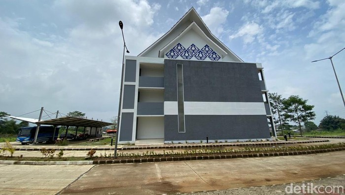 Motif batik di Gedung IPB Sukabumi.