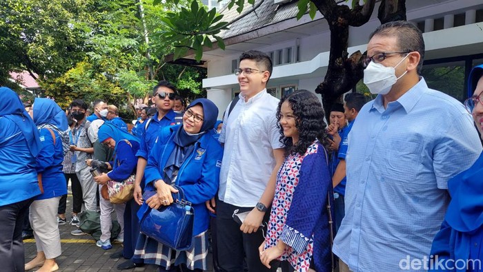 Mutiara Baswedan dan suami menemani Anies ke Demokrat (Paradisa/detikcom).