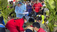 Petugas menolong korban di lokasi serangan di pusat penitipan anak, Nongbua Lamphu, Thailand, Kamis (6/10/2022). Usai beraksi di tempat penitipan anak di distrik Uthaisawan Na Klang, Provinsi Nong Bua Lamphu itu, pelaku pulang ke rumahnya lalu membunuh istri dan anaknya sendiri sebelum menembak dirinya hingga tewas. (Mungkorn Sriboonreung Rescue Group via AP)