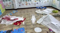 Kain menutupi tubuh korban anak-anak di lokasi serangan di pusat penitipan anak, Nongbua Lamphu, Thailand, Kamis (6/10/2022). Sejumlah saksi mata menuturkan pelaku tiba-tiba masuk ke dalam tempat penitipan anak lalu mulai menembaki dan menikam orang-orang di dalamnya. Sedikitnya 36 orang tewas, termasuk 24 anak-anak. (Mungkorn Sriboonreung Rescue Group via AP)