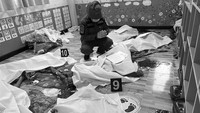 Seorang petugas penyelamat berdoa di depan jenazah korban anak-anak di lokasi serangan di pusat penitipan anak, Nongbua Lamphu, Thailand, Kamis (6/10/2022). Otoritas setempat menyebut anak-anak itu sedang tertidur di salah satu ruangan di tempat penitipan anak itu saat penyerangan brutal dengan senjata api dan pisau terjadi. (Mungkorn Sriboonreung Rescue Group via AP)