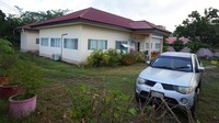 Suasana pusat penitipan anak usai tragedi serangan di Nongbua Lamphu, Thailand, Jumat (7/10/2022). Juru bicara kepolisian setempat, Mayor Jenderal Paisan Luesomboon, menuturkan kepada CNN bahwa pelaku awalnya mencari putra tirinya yang berusia 2 tahun yang biasanya dititipkan di tempat penitipan anak itu. Namun putra tiri pelaku tidak ada di sana saat itu. (AP Photo/Sakchai Lalit)