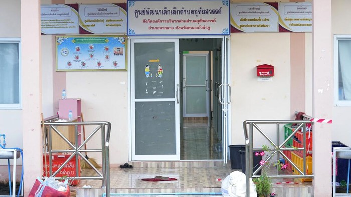 Ngeri, 24 Anak Dibunuh Saat Tidur di Penitipan Thailand ildcare Center Shooting Suasana pusat penitipan anak usai tragedi serangan di Nongbua Lamphu, Thailand, Jumat (7/10/2022).