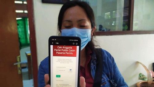 Ni Luh Gede Sustri Saren Putri (29), yang namanya dicatut sebagai anggota PAN, saat menyerahkan berkas pendaftaran di Bawaslu Jembrana, Bali, Jumat (7/10/2022).