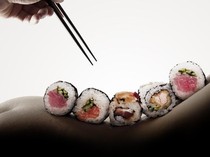 Influencer Minta Makan Gratis hingga Tradisi Makan Sushi di Tubuh Wanita