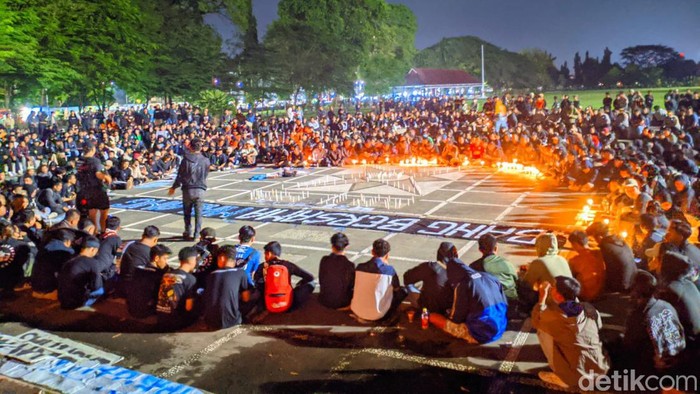 Pecinta sepak bola di Subang gelar doa bersama di Alun-alun Subang untuk korban tragedi Kanjuruhan.