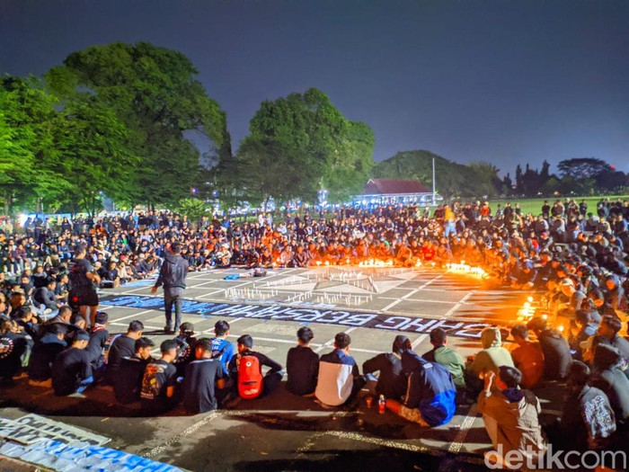 Pecinta sepak bola di Subang gelar doa bersama di Alun-alun Subang untuk korban tragedi Kanjuruhan.