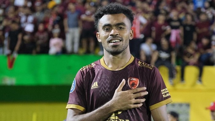Pemain PSM Makassar Yakob Sayuri