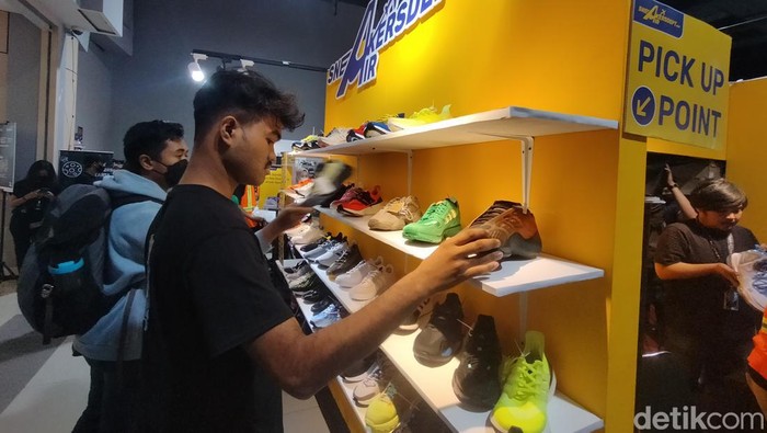 Pemburu sneaker di USS Downtown Market Surabaya 2022