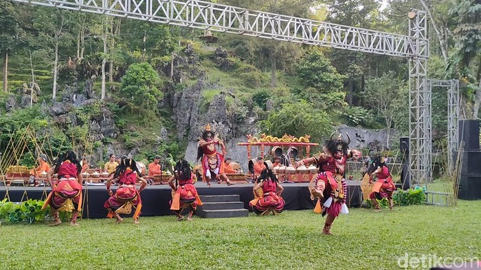 Pementasan Sendratari Sugriwa Subali di kawasan Gua Kiskendha, Kalurahan Jatimulyo, Kapanewon Girimulyo, Kulon Progo, Jumat (7/10/2022).