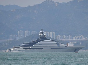 Kapal Pesiar Canggih Rusia Dibiarkan AS dan Iran Lewat Hormuz