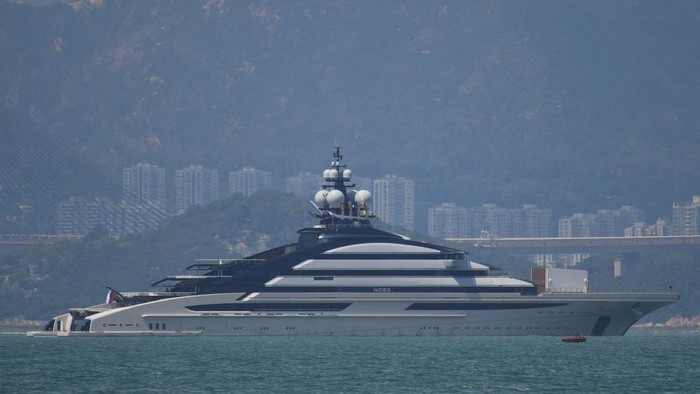 Penampakan Yacht Crazy Rich Rusia di Perairan Hong Kong The Yacht Nord owned by Russian Oligarch Alexei Mordashov is seen docked in Hong Kong on October 7, 2022 in Hong Kong, China. Alexey Alexandrovich Mordashov, the main shareholder and chairman of Severstal, Russia's largest steel and mining company, Mr. Mordashov is currently under sanctions imposed by the United States and EU. (Photo by Vernon Yuen/NurPhoto via Getty Images)