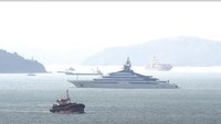 Dalam gambar yang diambil dari rekaman video yang dijalankan oleh TVB, megayacht Nord terlihat di lepas Pulau Hong Kong di luar Pelabuhan Victoria. TVB/AP Photo