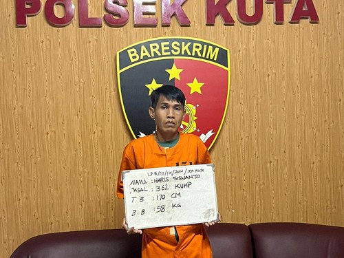 Pelaku sekaligus residivis pencurian sepeda motor  di Mie Gacoan Kuta, Haris Siswanto (36) usai diamankan di Mapolsek Kuta